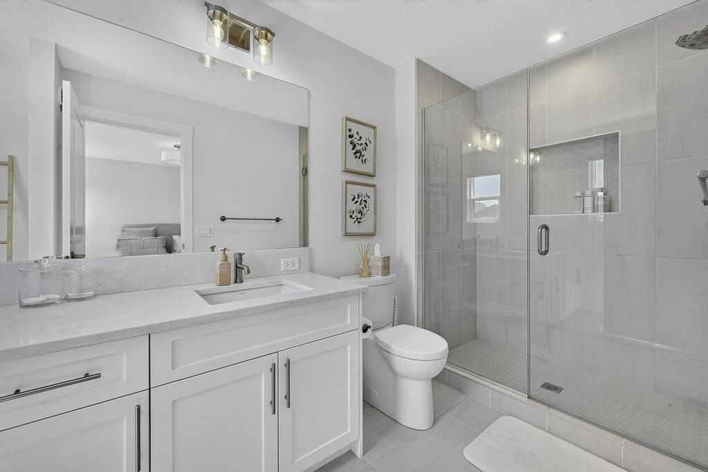 97 Rowmont Heath Nw, Calgary, AB - Indoor Photo Showing Bathroom