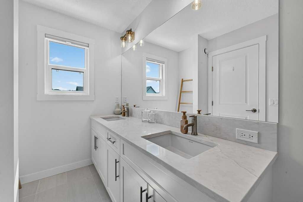 97 Rowmont Heath Nw, Calgary, AB - Indoor Photo Showing Bathroom