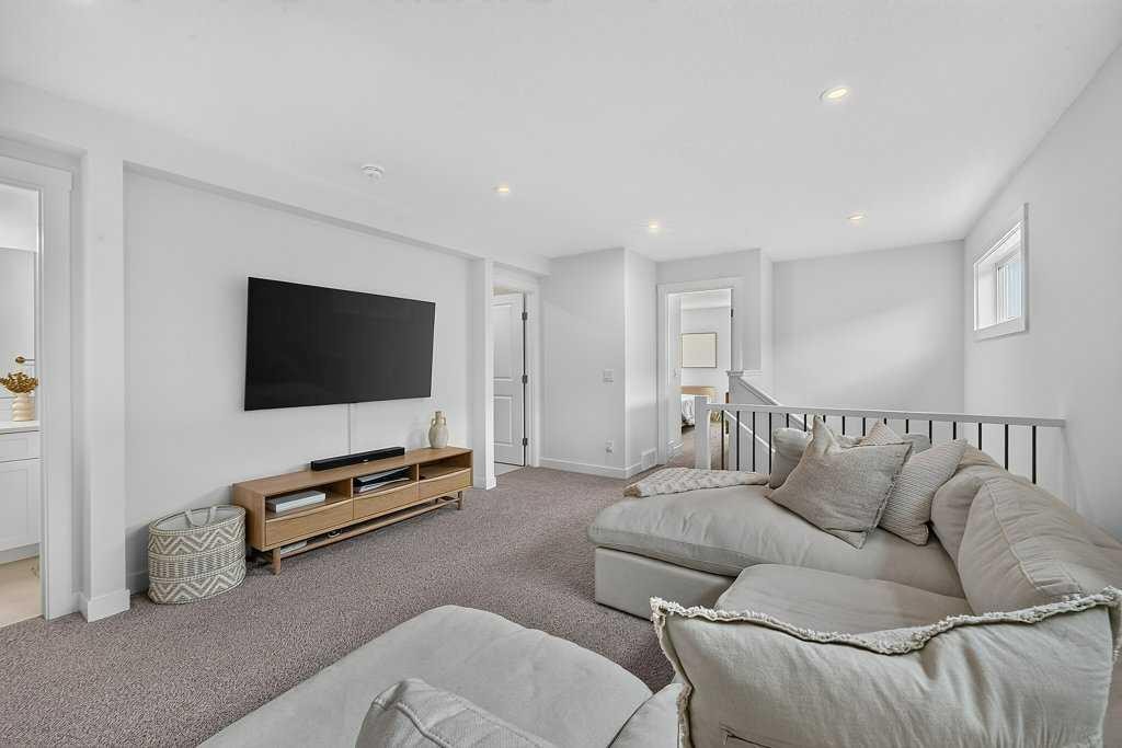97 Rowmont Heath Nw, Calgary, AB - Indoor Photo Showing Living Room