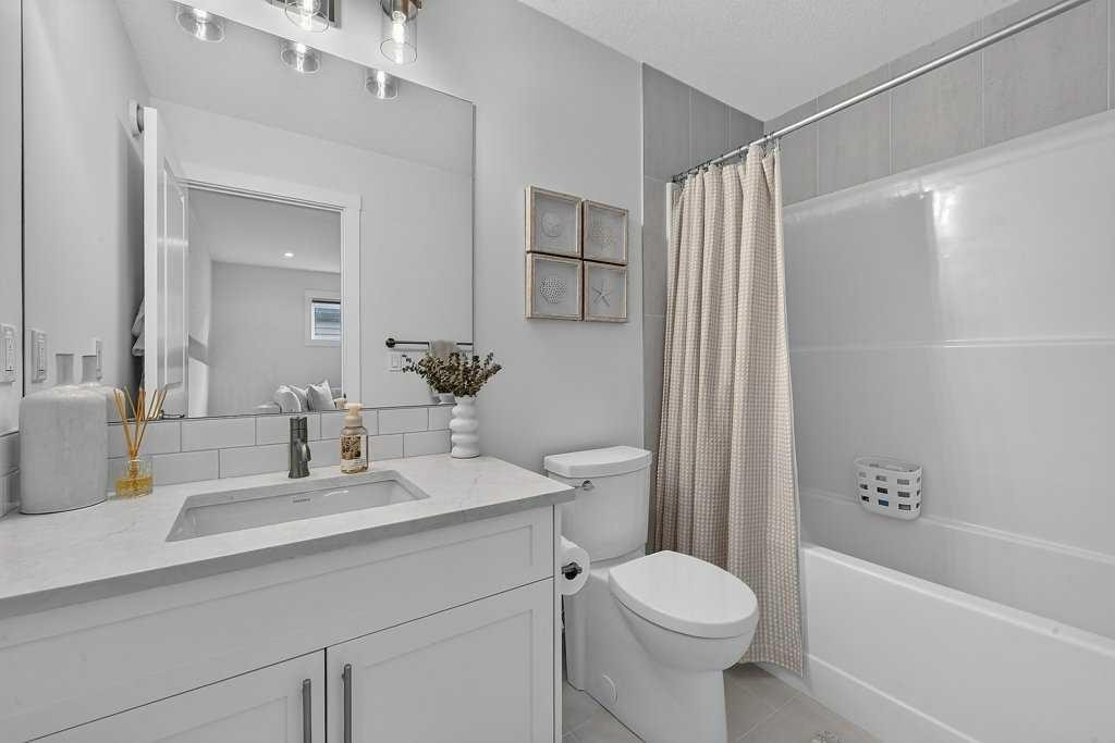 97 Rowmont Heath Nw, Calgary, AB - Indoor Photo Showing Bathroom