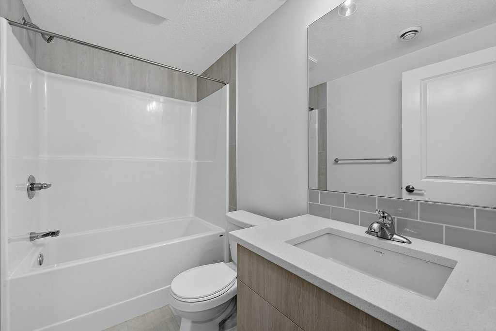 97 Rowmont Heath Nw, Calgary, AB - Indoor Photo Showing Bathroom