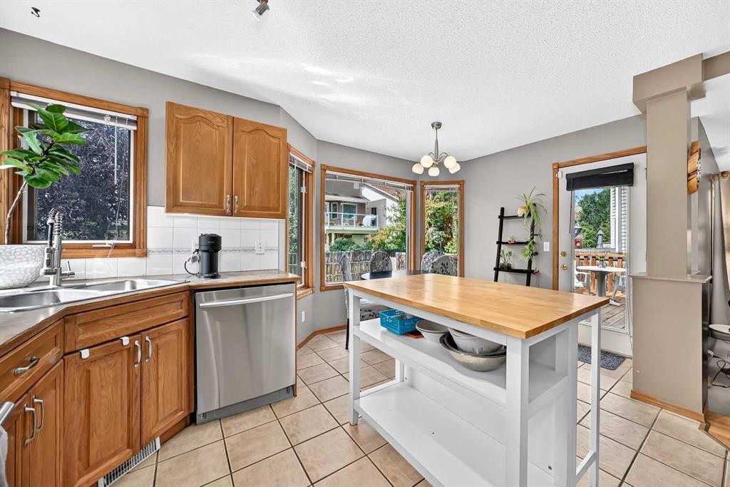 228 Arbour Ridge Way Nw, Calgary, AB - Indoor Photo Showing Kitchen