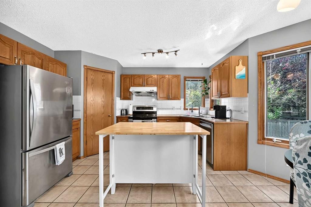 228 Arbour Ridge Way Nw, Calgary, AB - Indoor Photo Showing Kitchen