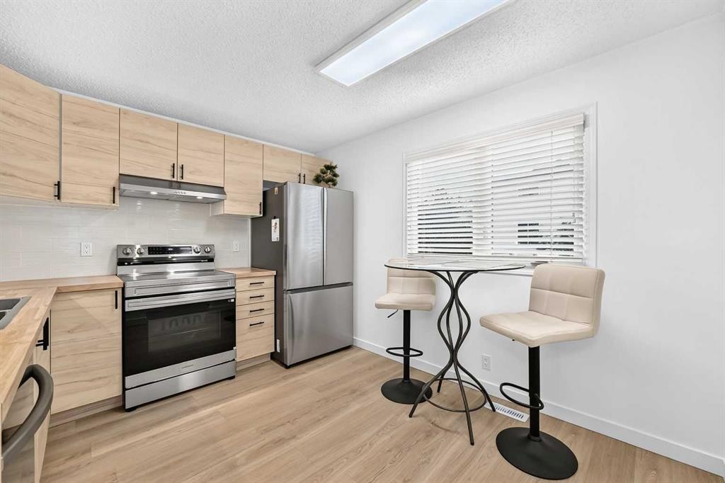 135 Woodsman Lane Sw, Calgary, AB - Indoor Photo Showing Kitchen