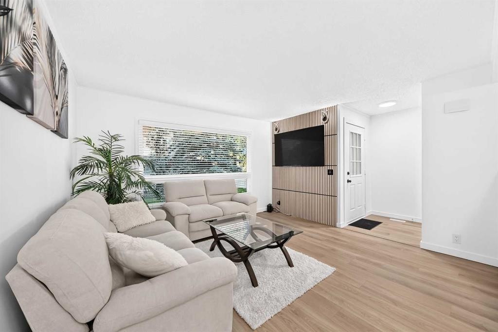 135 Woodsman Lane Sw, Calgary, AB - Indoor Photo Showing Living Room