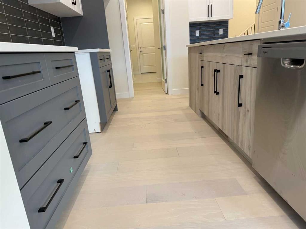 111 Sundown Crescent, Cochrane, AB - Indoor Photo Showing Kitchen