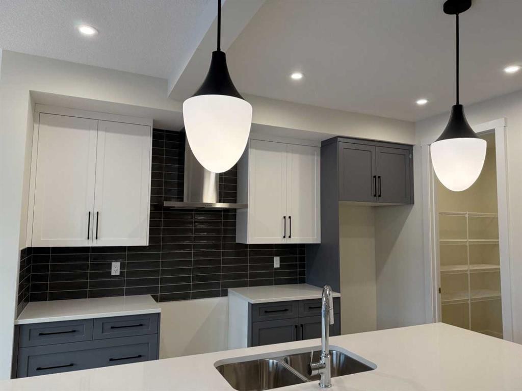 111 Sundown Crescent, Cochrane, AB - Indoor Photo Showing Kitchen With Double Sink