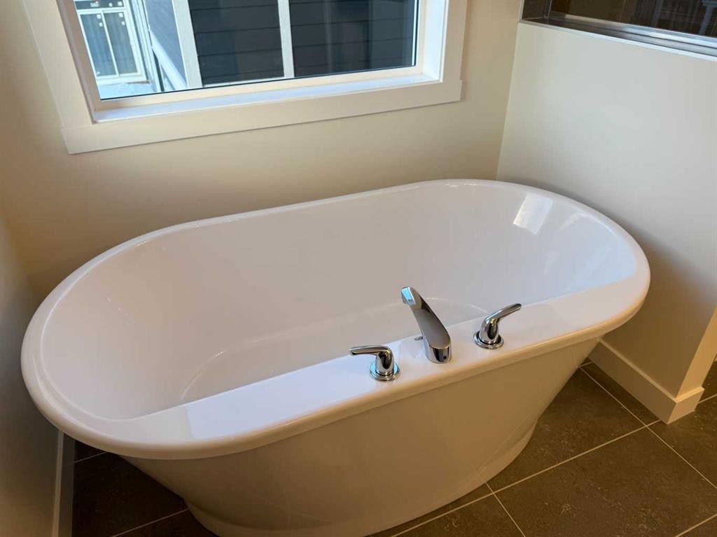 111 Sundown Crescent, Cochrane, AB - Indoor Photo Showing Bathroom