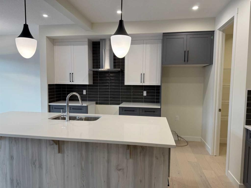 111 Sundown Crescent, Cochrane, AB - Indoor Photo Showing Kitchen With Upgraded Kitchen