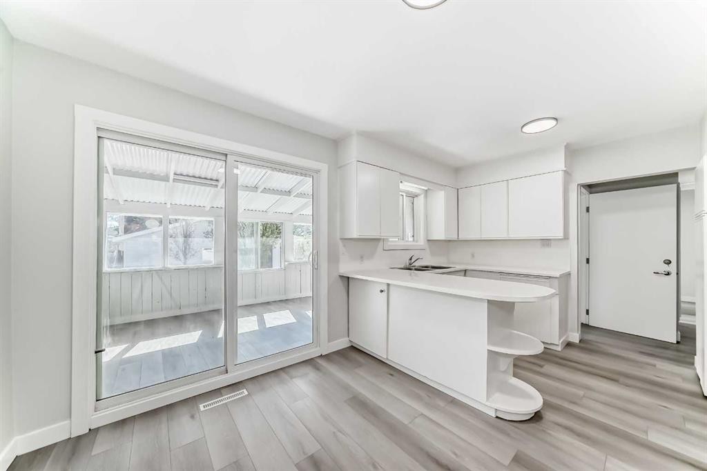 1508 45 Street Se, Calgary, AB - Indoor Photo Showing Kitchen