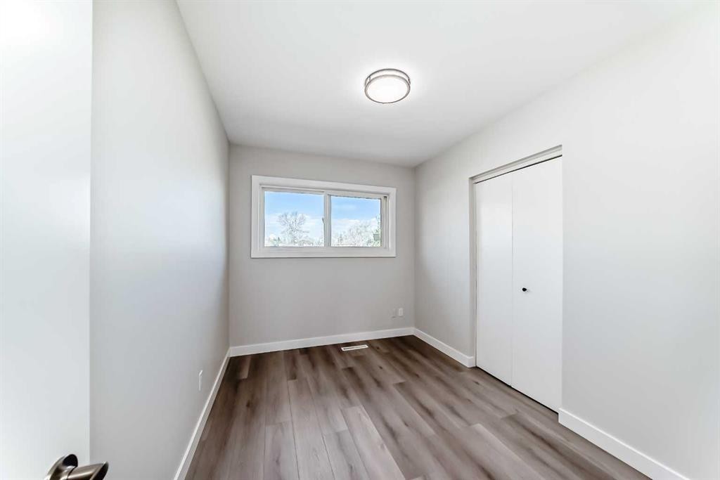 1508 45 Street Se, Calgary, AB - Indoor Photo Showing Other Room