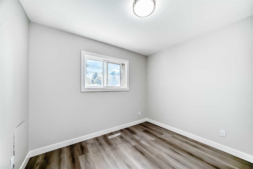 1508 45 Street Se, Calgary, AB - Indoor Photo Showing Other Room