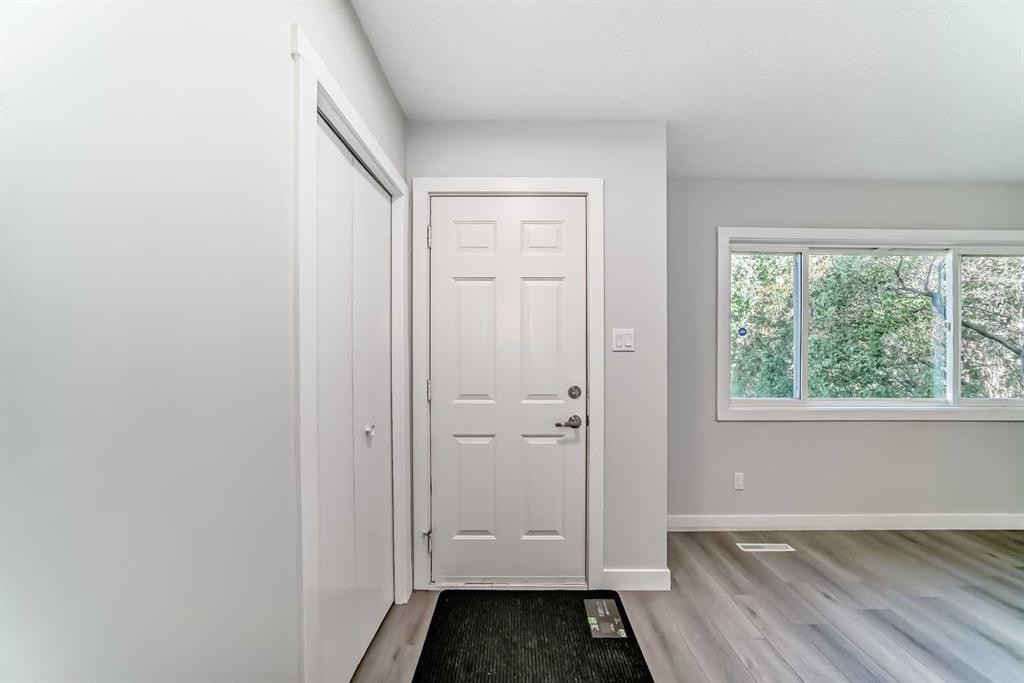 1508 45 Street Se, Calgary, AB - Indoor Photo Showing Other Room