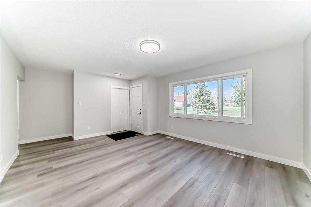 1508 45 Street Se, Calgary, AB - Indoor Photo Showing Other Room