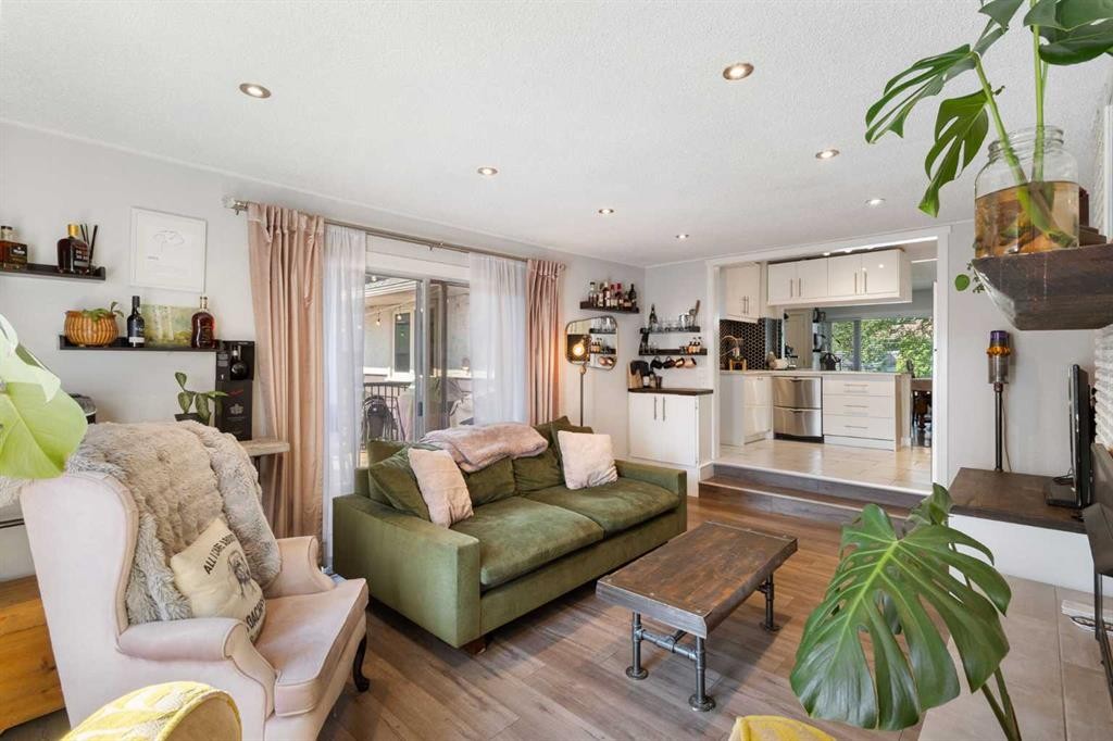 809 68 Avenue Sw, Calgary, AB - Indoor Photo Showing Living Room