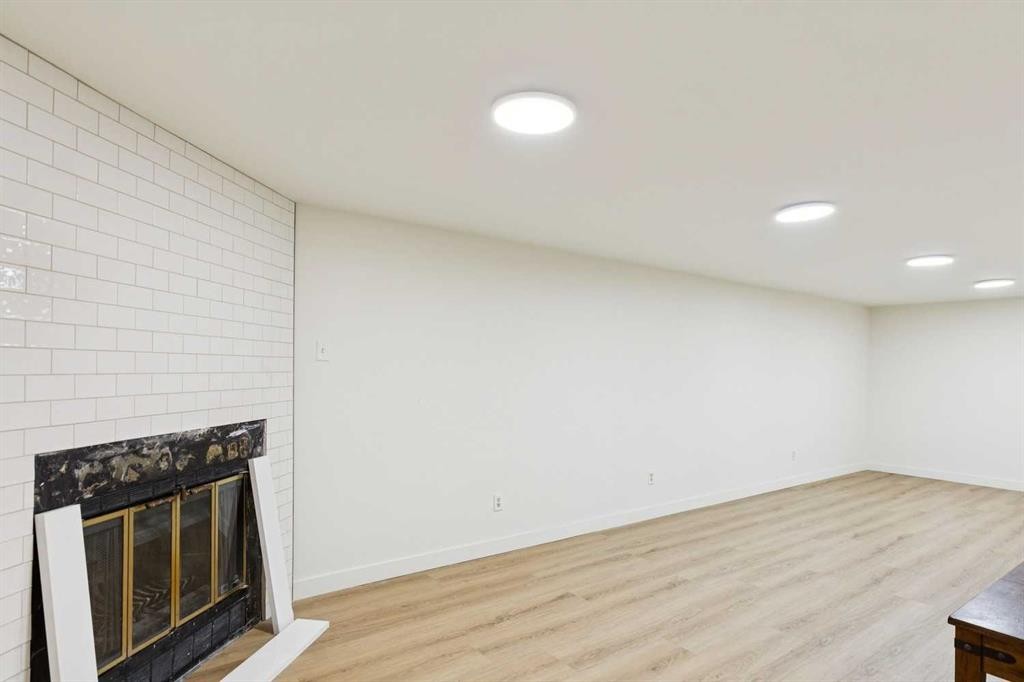 7304 5 Street Sw, Calgary, AB - Indoor With Fireplace