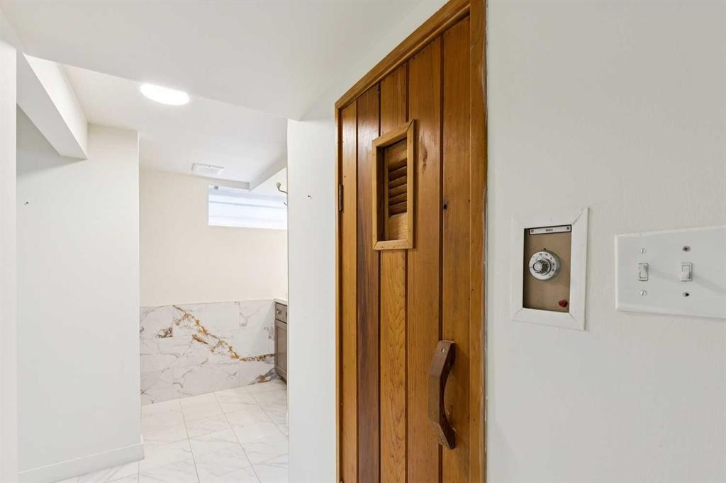 7304 5 Street Sw, Calgary, AB - Indoor