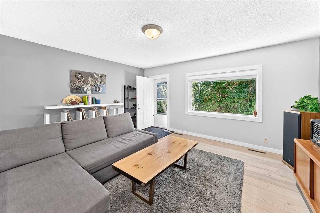 8512 33 Avenue Nw, Calgary, AB