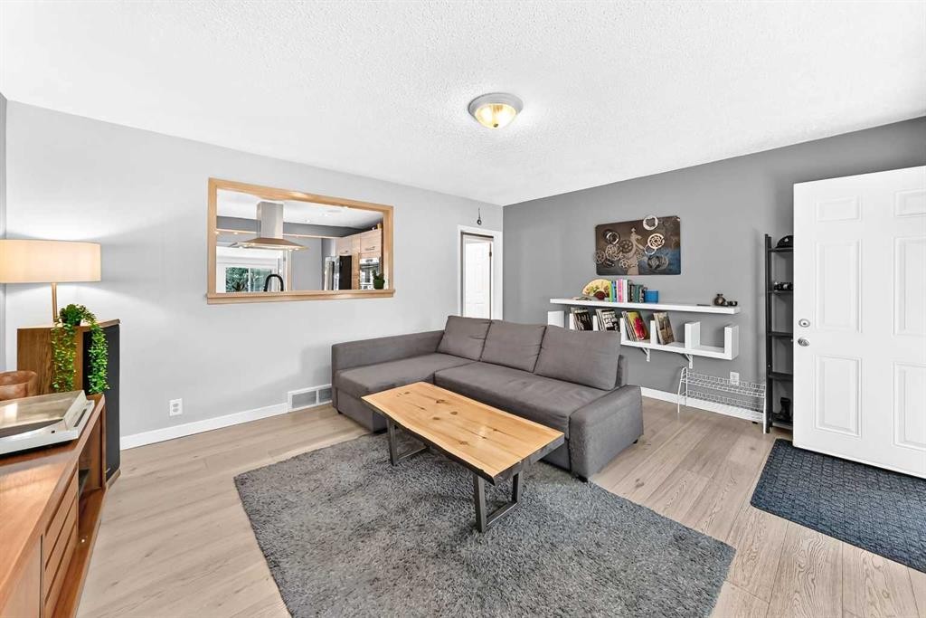8512 33 Avenue Nw, Calgary, AB