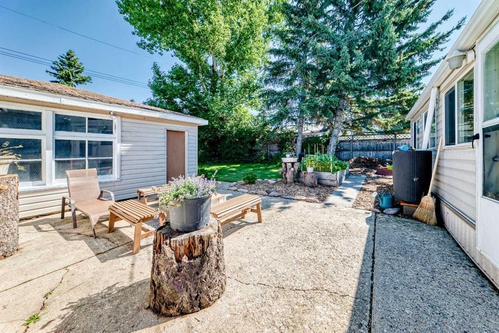 8512 33 Avenue Nw, Calgary, AB