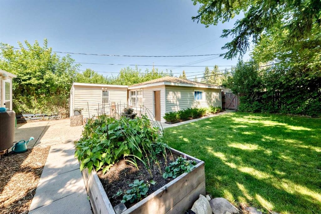 8512 33 Avenue Nw, Calgary, AB