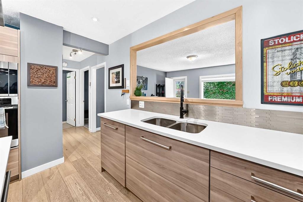 8512 33 Avenue Nw, Calgary, AB