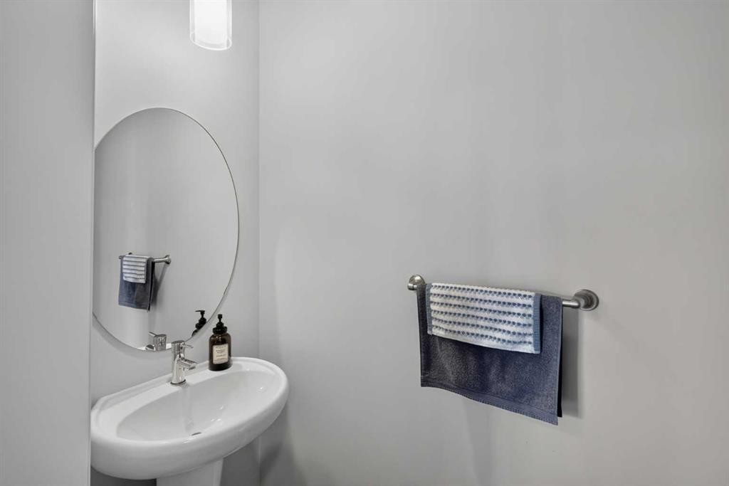 52 Saddlestone Drive Ne, Calgary, AB - Indoor Photo Showing Bathroom