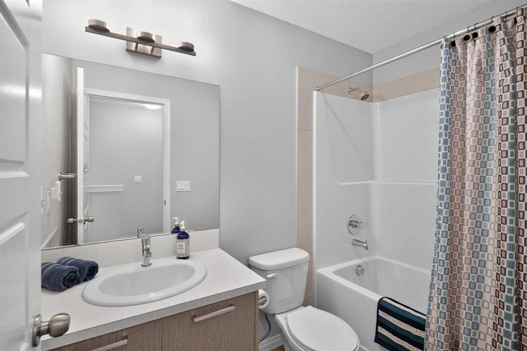 52 Saddlestone Drive Ne, Calgary, AB - Indoor Photo Showing Bathroom