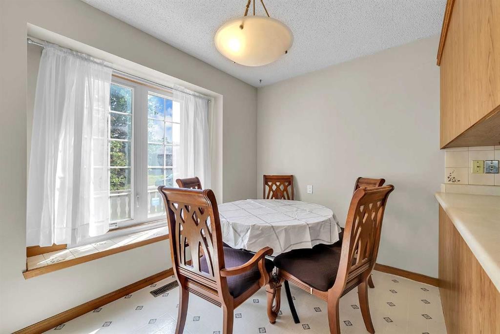 28 Macewan Meadow Link Nw, Calgary, AB - Indoor Photo Showing Dining Room
