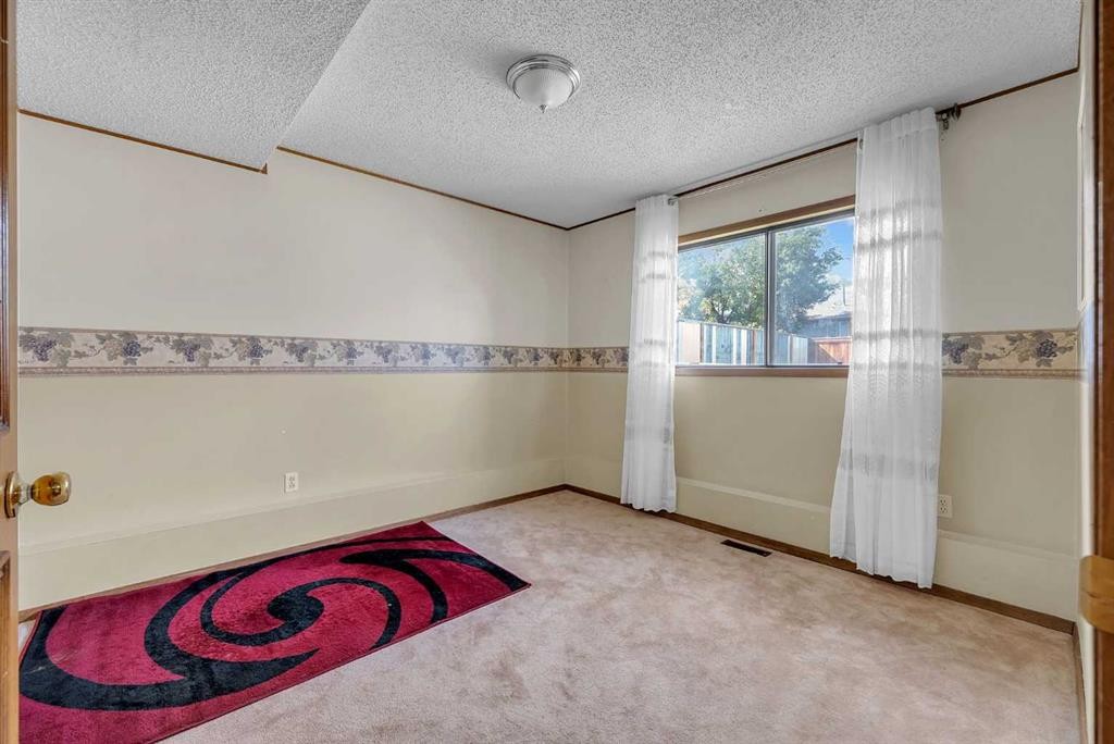 28 Macewan Meadow Link Nw, Calgary, AB - Indoor Photo Showing Other Room