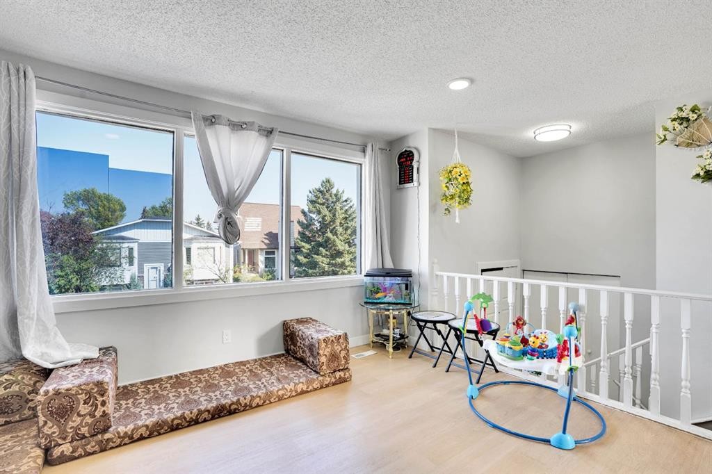 39 Ventura Road Ne, Calgary, AB - Indoor Photo Showing Other Room
