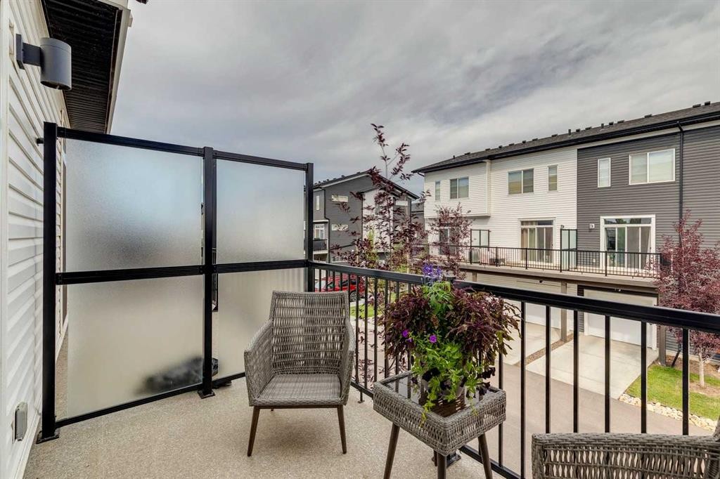 2466 210 Avenue Se, Calgary, AB