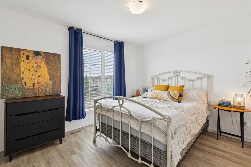 2466 210 Avenue Se, Calgary, AB