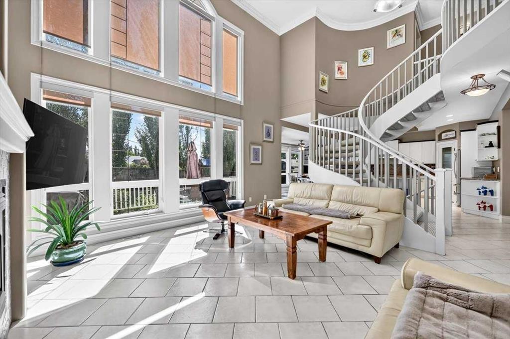 234 Elmont Bay Sw, Calgary, AB
