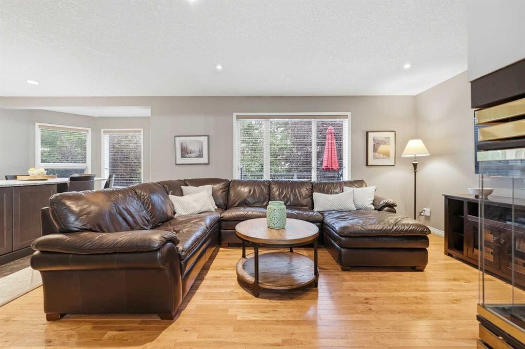 76 Valley Meadow Close Nw, Calgary, AB