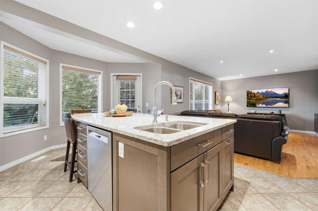 76 Valley Meadow Close Nw, Calgary, AB