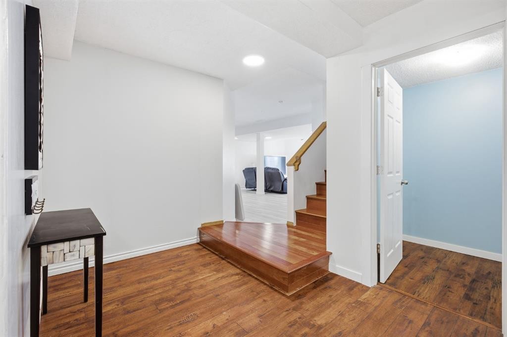 408 Hawkland Place Nw, Calgary, AB