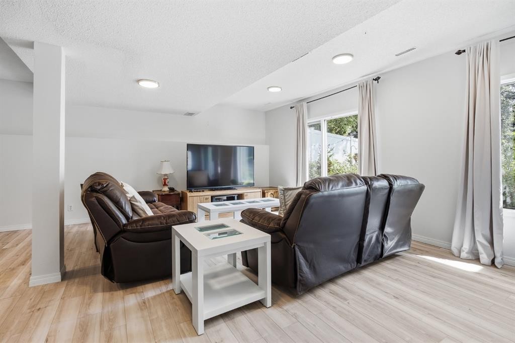 408 Hawkland Place Nw, Calgary, AB
