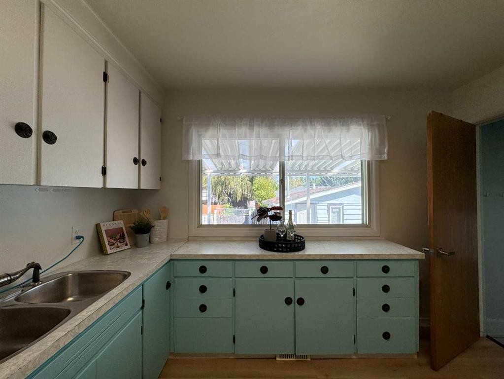 4312 45 Street Sw, Calgary, AB - Indoor Photo Showing Kitchen