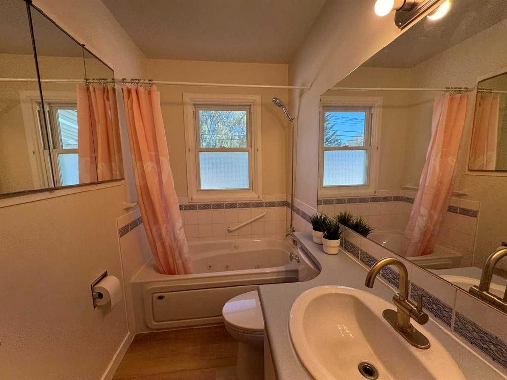 4312 45 Street Sw, Calgary, AB - Indoor Photo Showing Bathroom