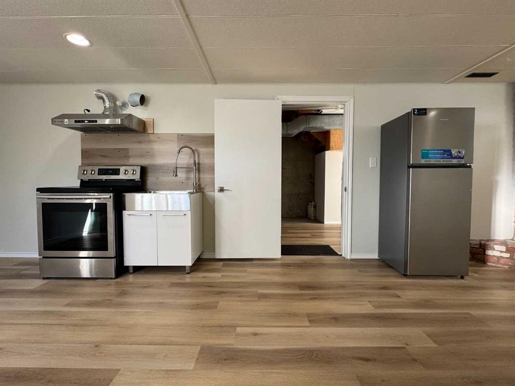 4312 45 Street Sw, Calgary, AB - Indoor Photo Showing Kitchen