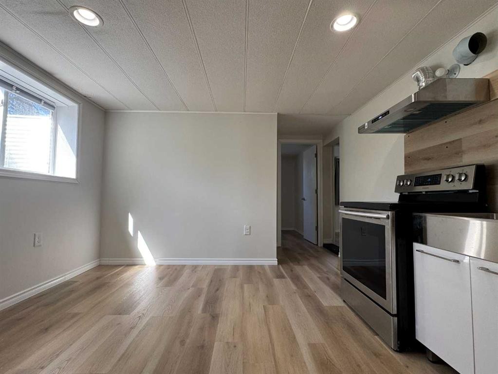 4312 45 Street Sw, Calgary, AB - Indoor Photo Showing Kitchen