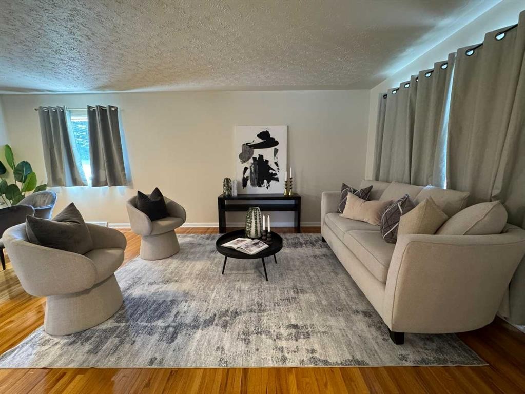 4312 45 Street Sw, Calgary, AB - Indoor Photo Showing Living Room