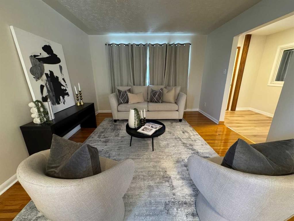 4312 45 Street Sw, Calgary, AB - Indoor Photo Showing Living Room