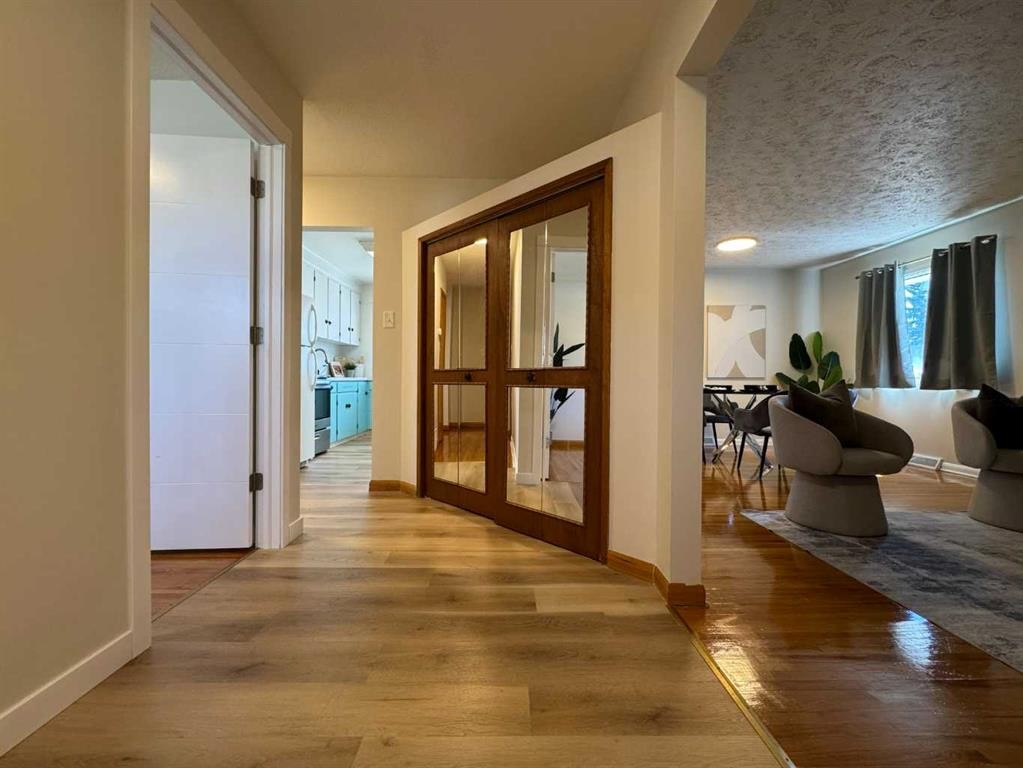 4312 45 Street Sw, Calgary, AB - Indoor Photo Showing Other Room