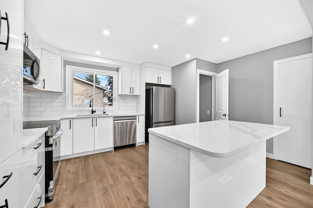 208 Penbrooke Way Se, Calgary, AB