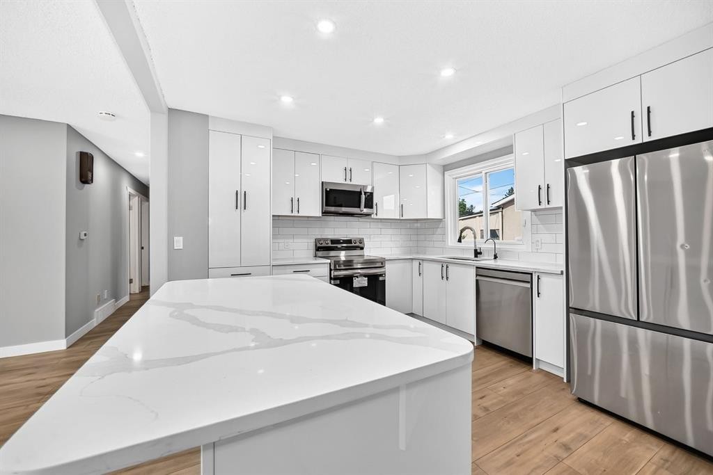 208 Penbrooke Way Se, Calgary, AB