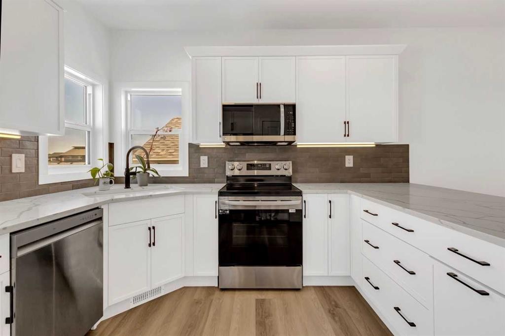 9 Ian Way, Sylvan Lake, AB - Indoor Photo Showing Kitchen