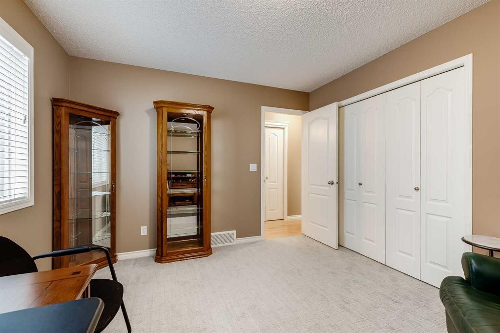 10 Strathlea Grove Sw, Calgary, AB