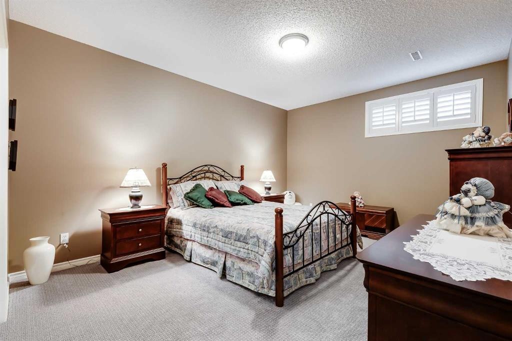 10 Strathlea Grove Sw, Calgary, AB